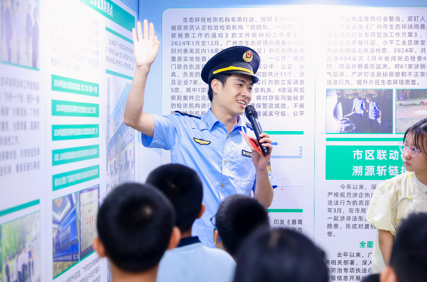 講解員講解展板內容.JPG