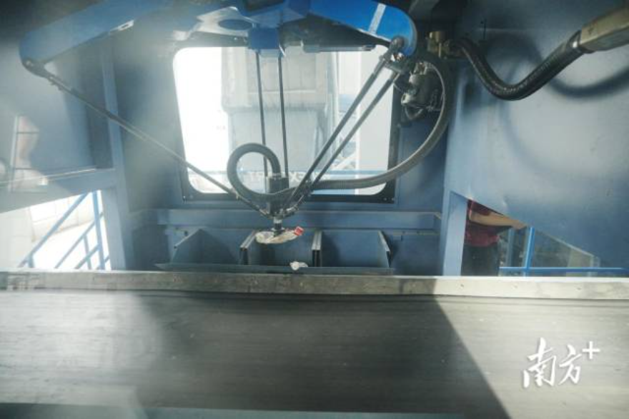 機械臂抓取塑料瓶