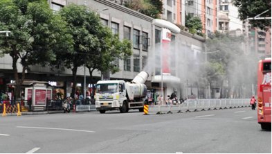 灑水車實施保濕作業,鎖住揚塵 灑水車實施保濕作業,鎖住揚塵