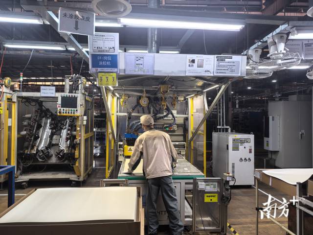 噴膠工序正在敞開環(huán)境下繁忙運轉(zhuǎn)。 噴膠工序正在敞開環(huán)境下繁忙運轉(zhuǎn)。